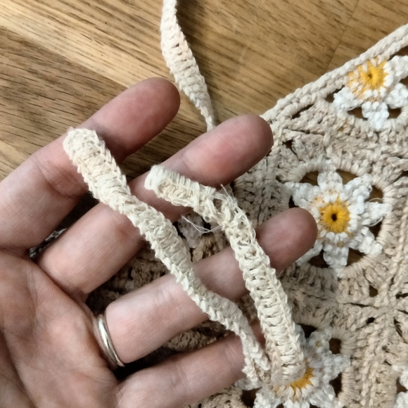 hand-knit crochet daisy flower head scarf - Picture 4 of 4